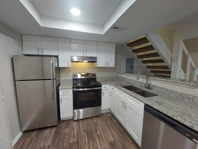 Building Photo - Beautifully Renovated 1BD/1BTH Loft Style ...