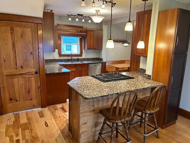 Building Photo - 1472 S Freedom Ave