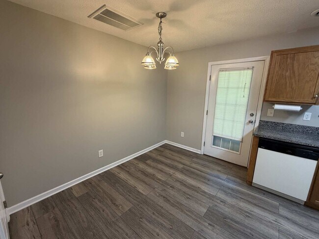 Foto del edificio - FOUNTAIN CITY: GROUND LEVEL 2 BEDROOM, 2 BATHROOM CONDO IN MAPLE CHASE