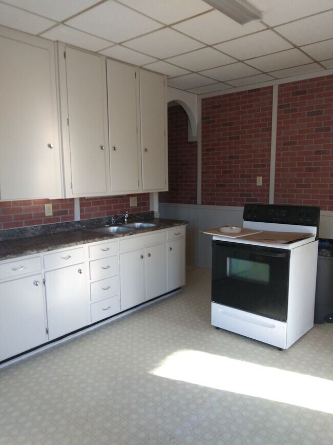 Building Photo - 3 br, 1 bath House - 134 EAST HARRISBURG AVE.