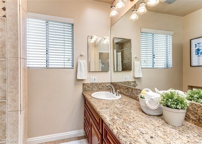 Building Photo - 4 br, 3 bath Duplex - 8621 La Homa St