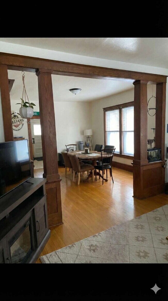 Building Photo - 3 bed 1 bath close to UWEC available June 1st!