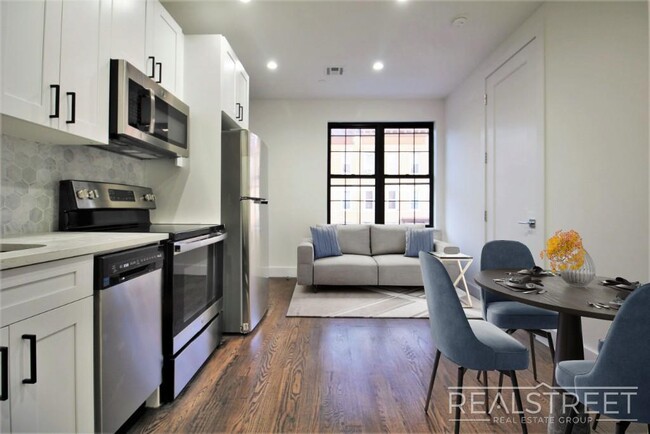 Foto del edificio - Stunning Brand New 2 BED with W/D in unit!