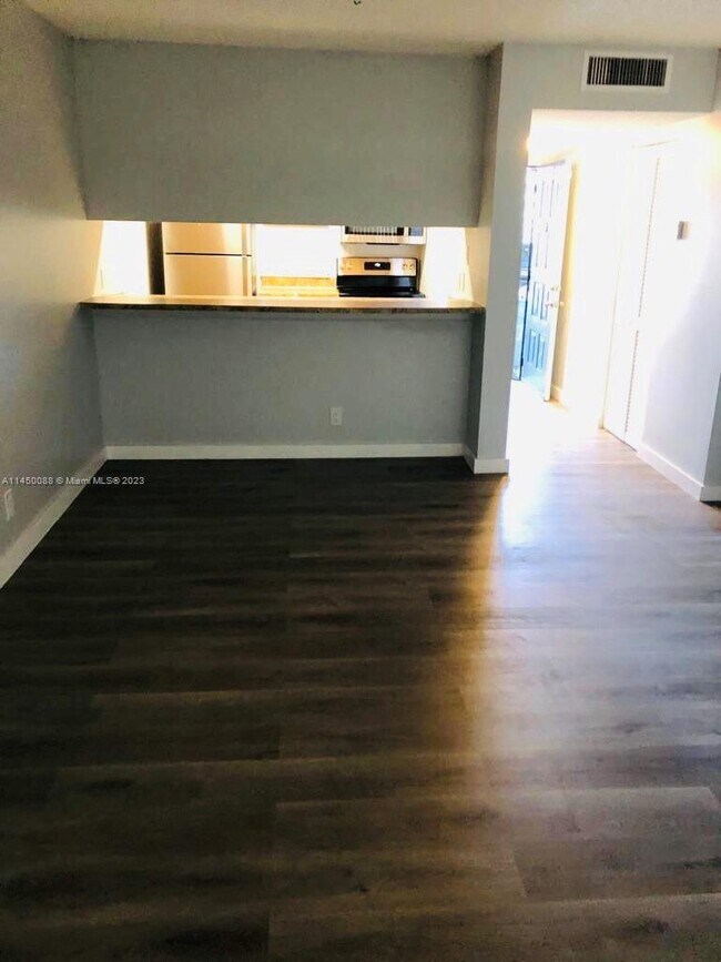 Foto del edificio - 8610 N Sherman Cir