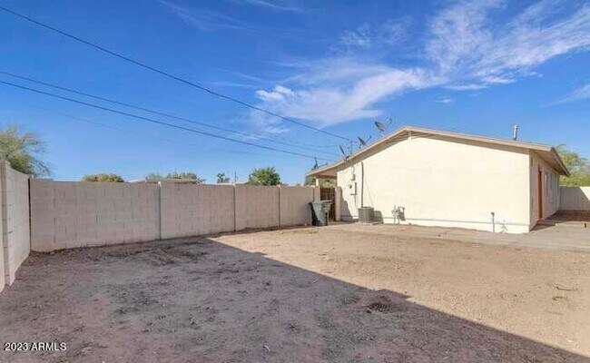 Foto del edificio - 1125 E 1st St