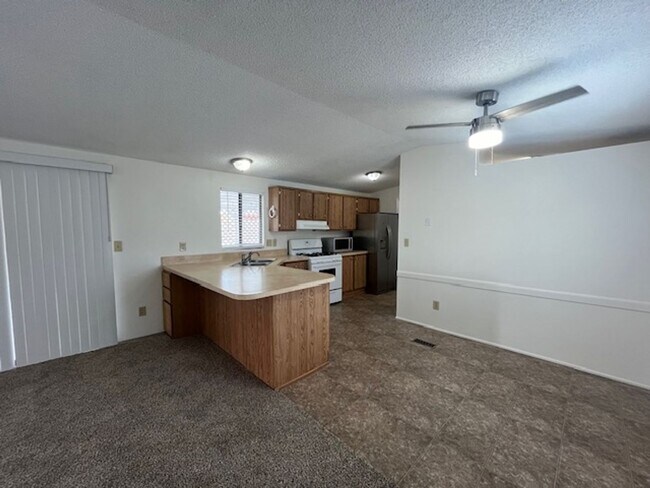 Building Photo - 2 Bedroom - 2 Bath