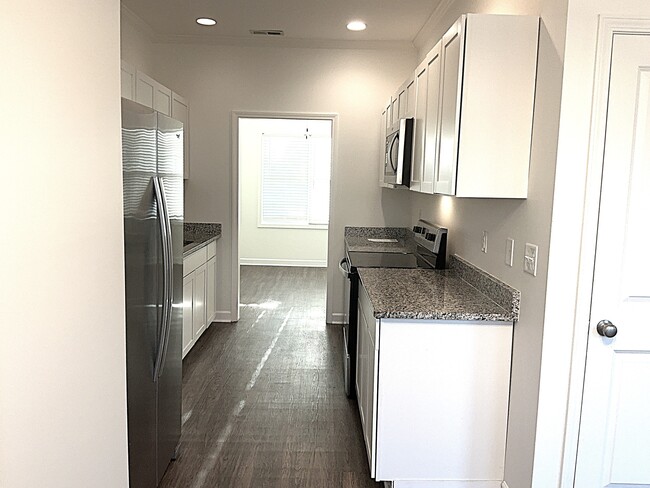 Building Photo - 10 Thornbury Dr