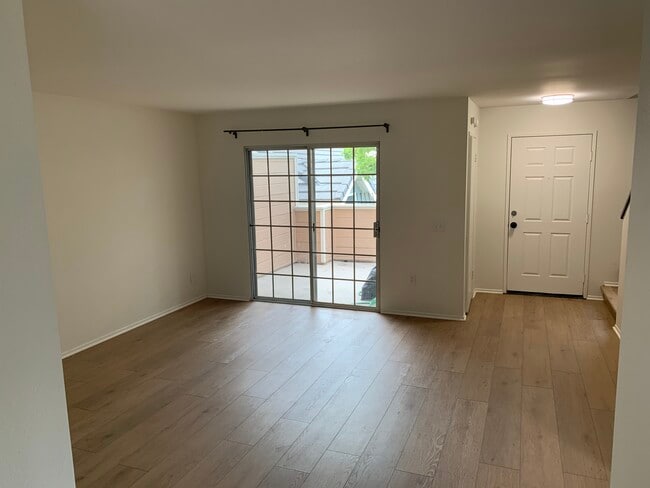 Living room - 2800 Plaza del Amo