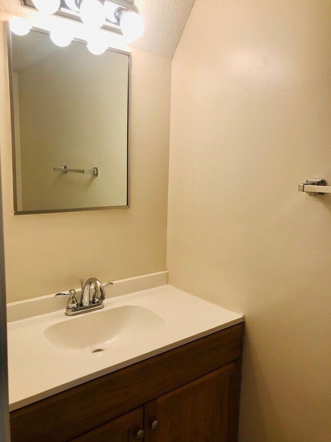 Foto del edificio - AVAILABLE NOW!! Great 2 Bedroom Townhome! Close CCU, CMC, Shopping, Restaurants & More!