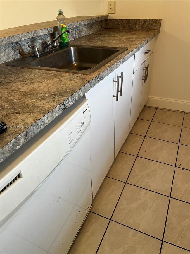 Foto del edificio - 8600 N Sherman Cir