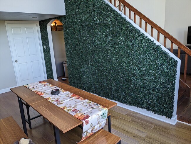 Dining room - 201 S Hoskins Rd