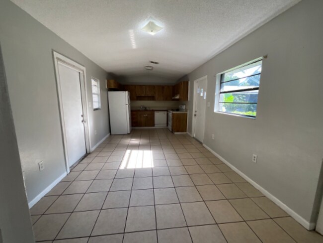 Building Photo - 707 2nd St