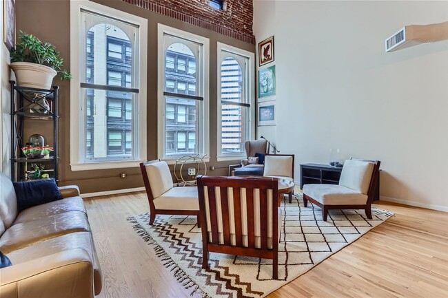 Foto del edificio - Stunning Downtown Loft w/23 ft. Ceilings -...