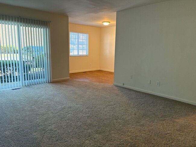 Building Photo - Spacious 3 bedroom 2 bath