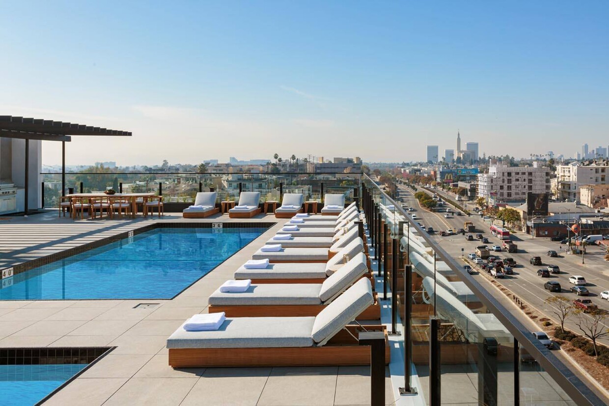 Piscina y salón en la azotea en Ten 310 en Los Ángeles, CA. - Ten310