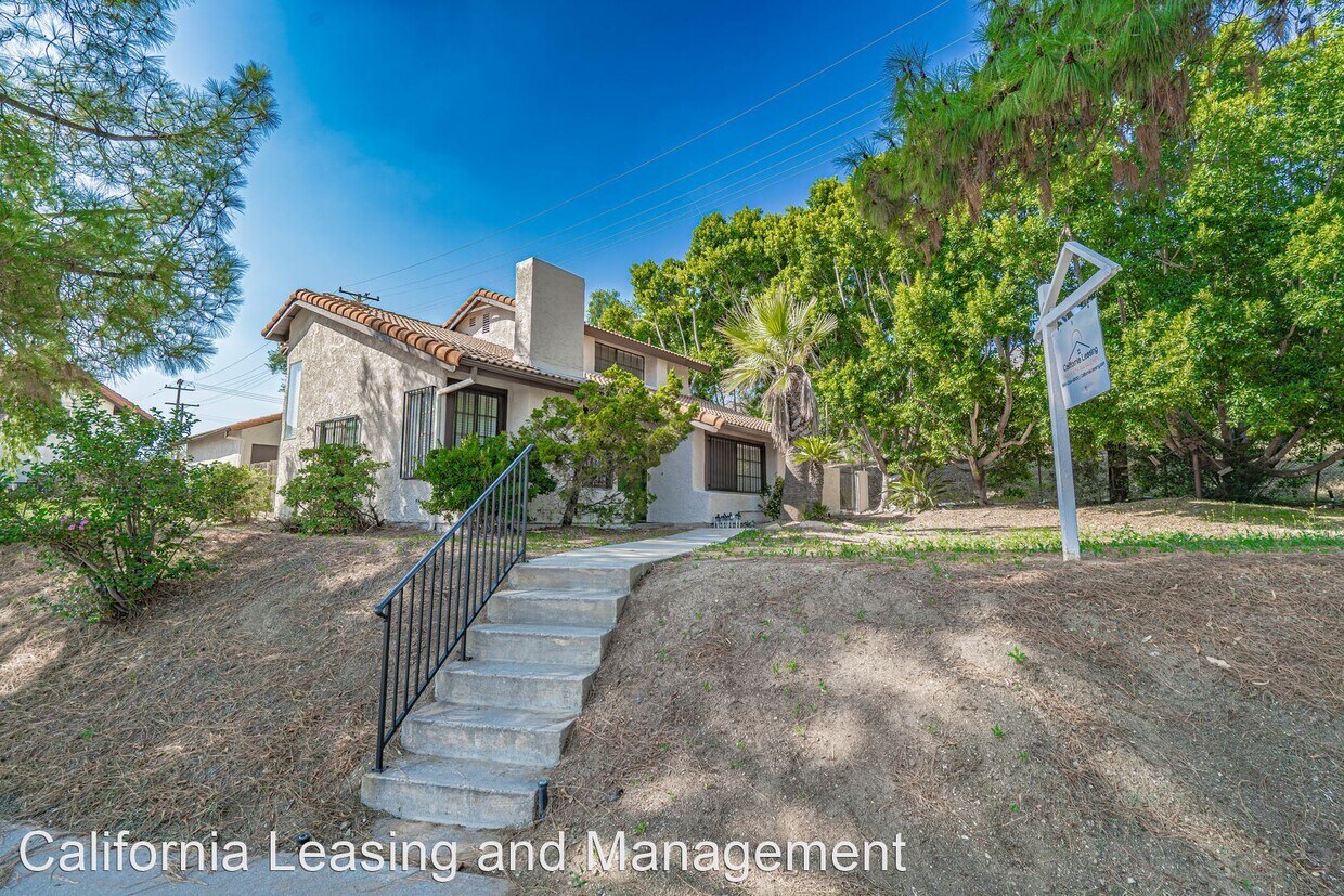 Foto principal - 3 br, 2.5 bath House - 15729 Foothill Boul...