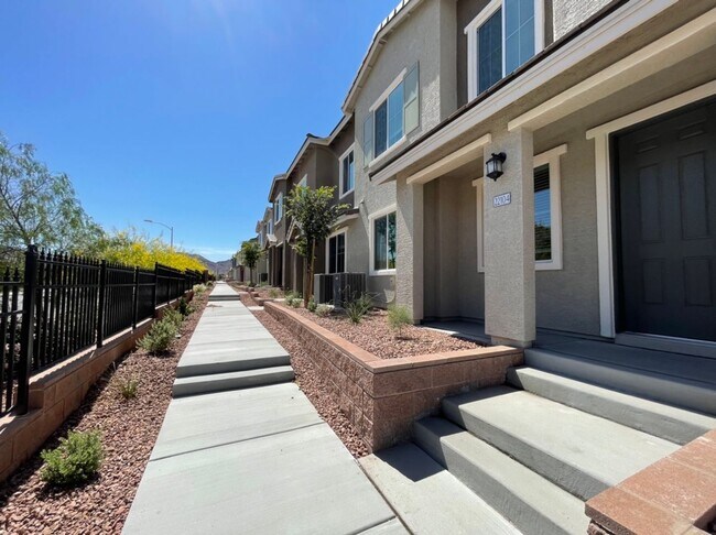 Foto del edificio - GATED 3 BED 3 BATH 2 CAR GARAGE TOWNHOUSE w/ LOFT + ROOM DOWNSTAIRS & COMMUNITY POOL IN HENDERSON