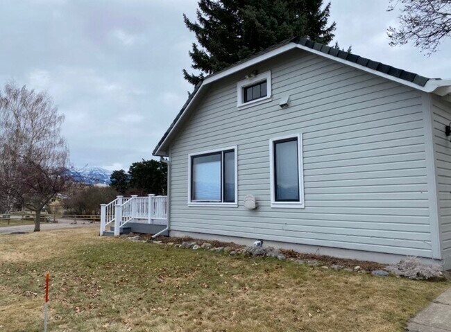 Foto del edificio - 1613 Hillcrest Dr