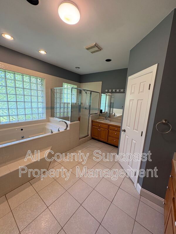 Building Photo - 2600 Lucerne Dr