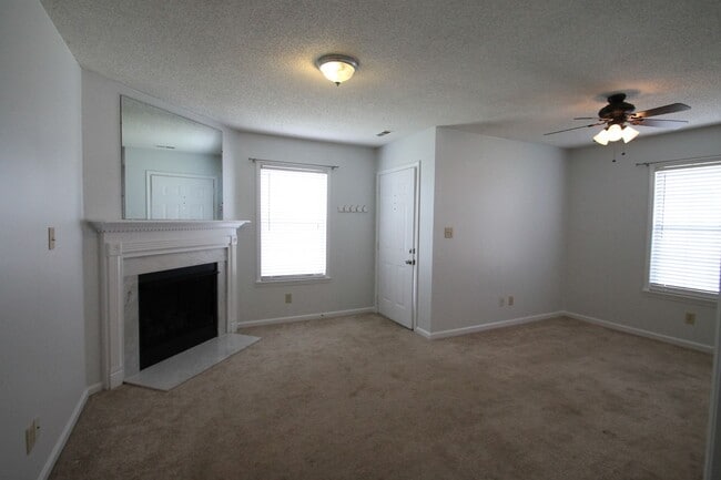 Building Photo - 1077 Farm Pond Ln