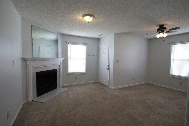 Foto del edificio - 1077 Farm Pond Ln