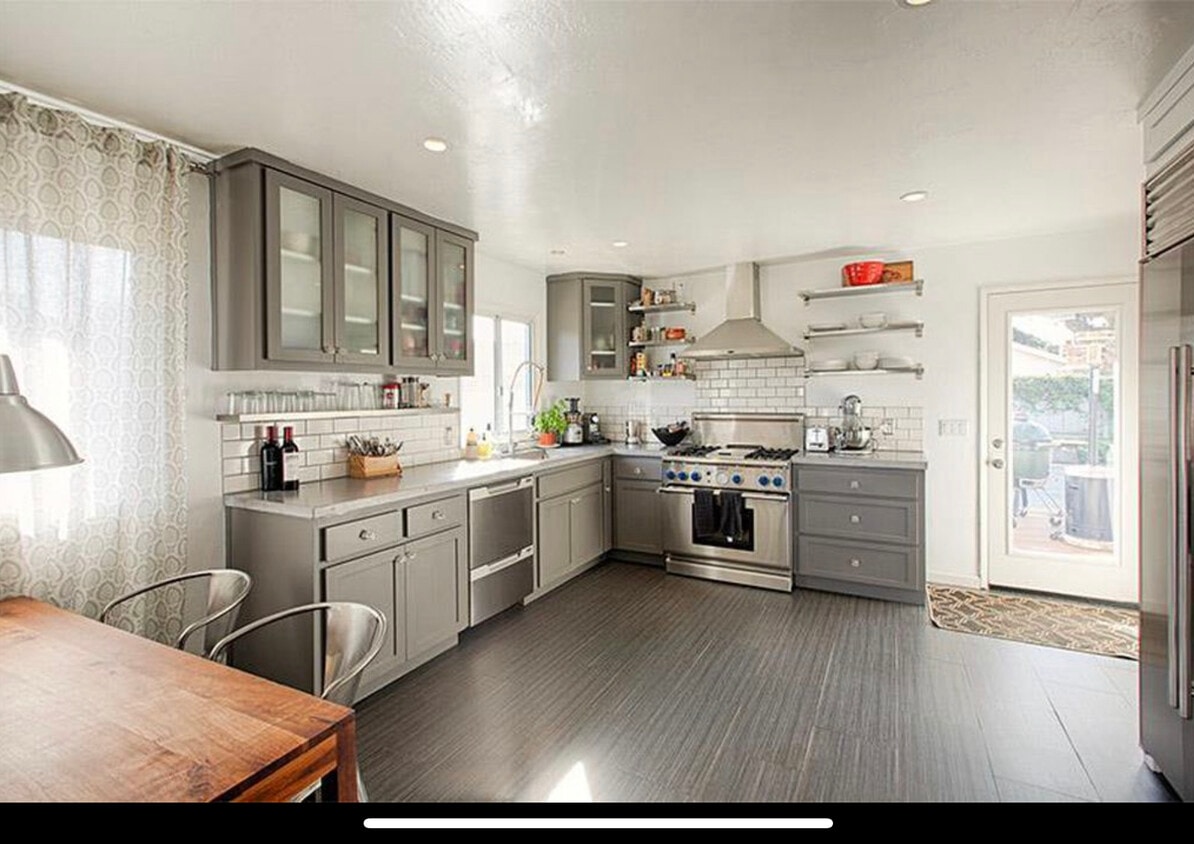 Kitchen - 406 English Ave