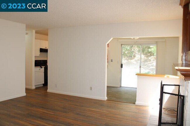 Building Photo - 118 Lotus Ct
