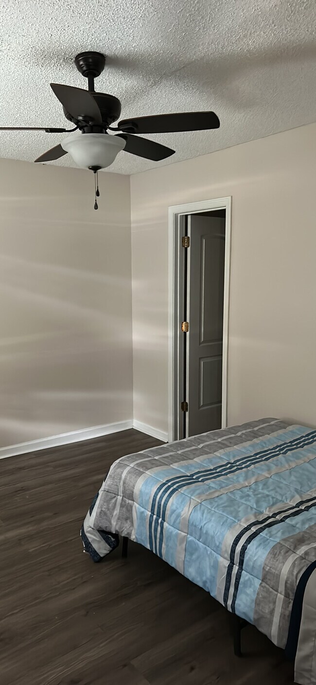 Foto del edificio - 105 Crestwood Ct