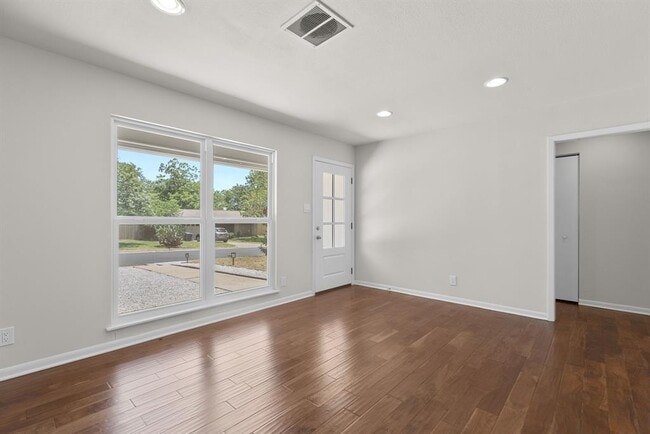 Foto del edificio - 501 Arbor Ln