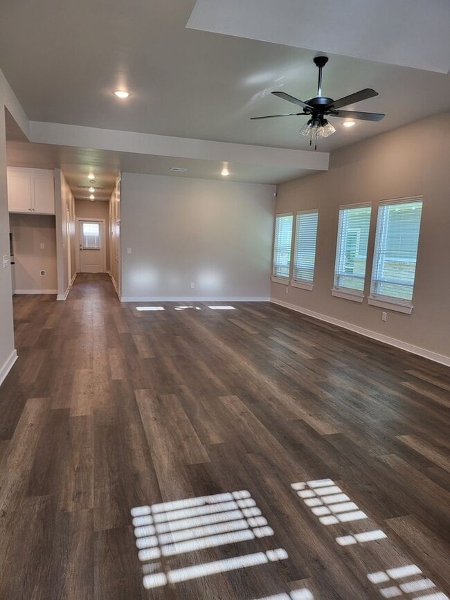 Foto del edificio - $1000.00 OFF 1ST MONTH RENT