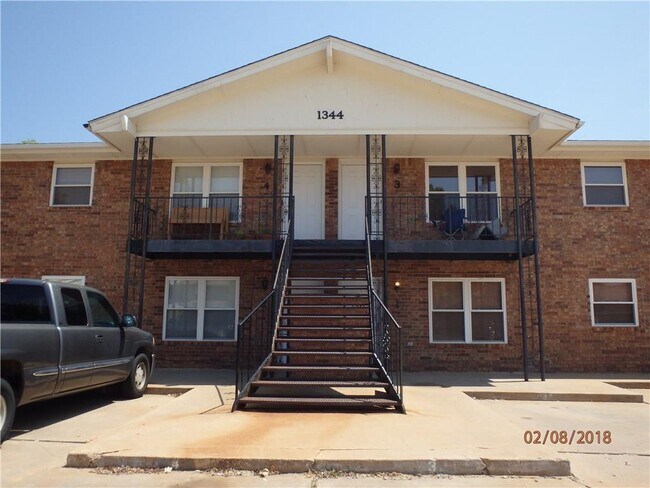 Foto del edificio - 1344 Meadow Ln