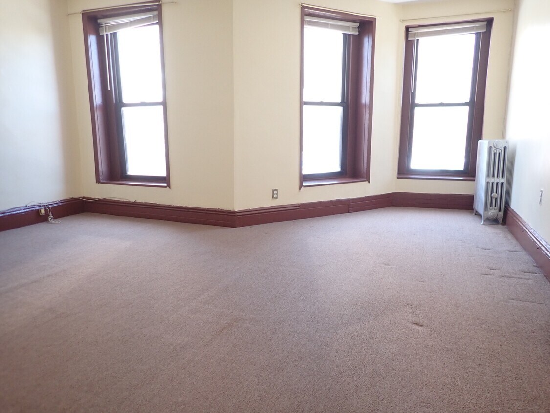 Primary Photo - 222 Albany Ave