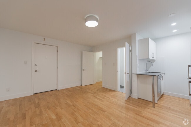 CACHET - 352 pi² - Salon - 2367 QUEEN ST E