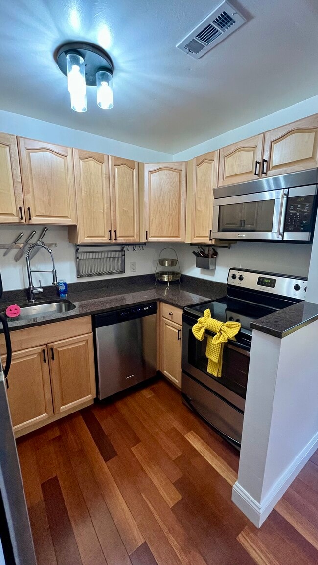 Kitchen - 512 Cathedral St