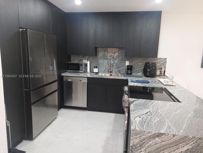 Foto del edificio - 3180 S Ocean Dr