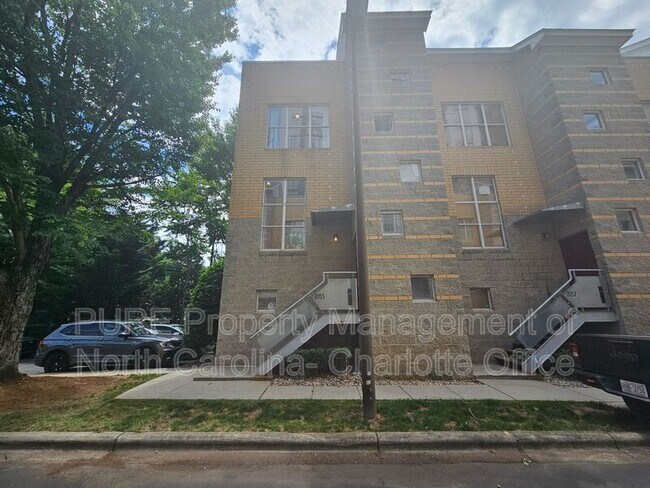 Building Photo - 2055 Atherton Heights Ln