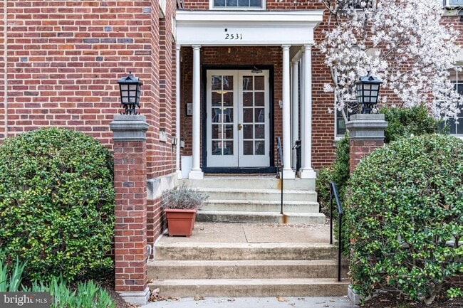 Photo - Top Floor Georgetown Two Bedroom in Amazing Location! Apartment