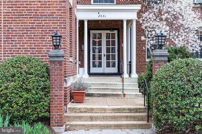 Building Photo - Top Floor Georgetown Two Bedroom in Amazing Location!