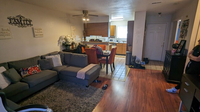 Foto del edificio - NICE 2-BDRM CONDO + FIREPLACE, CARPORT, SW...