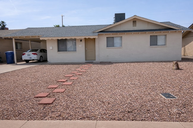 Building Photo - 715 W 18th St