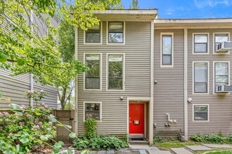 Building Photo - 18 Bay St