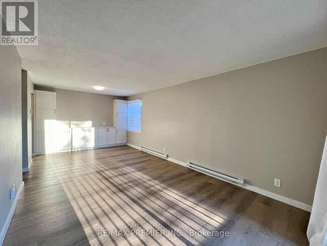 Building Photo - 25 College St E