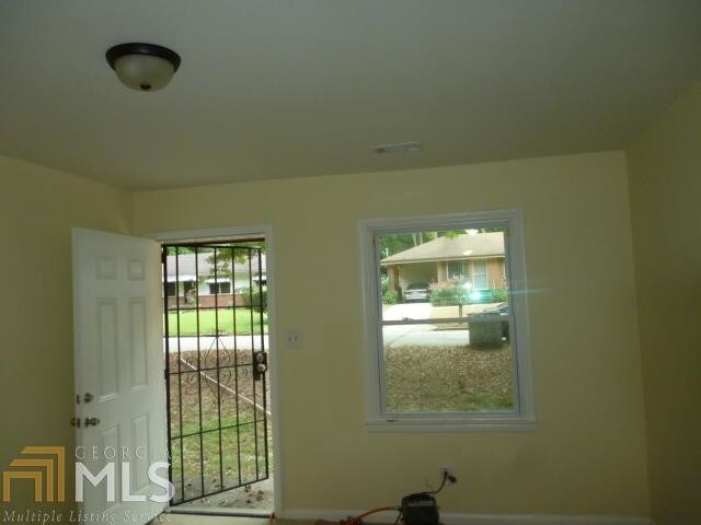Building Photo - 831 Commodore Dr NW