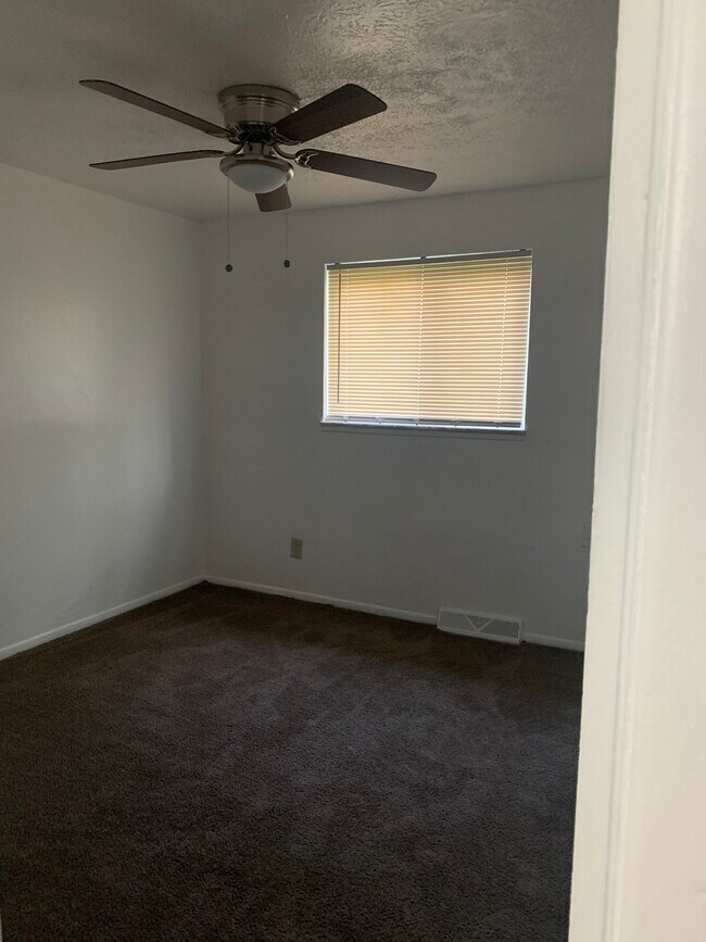 Large 2nd floor bedroom - 23856 Banbury Cir