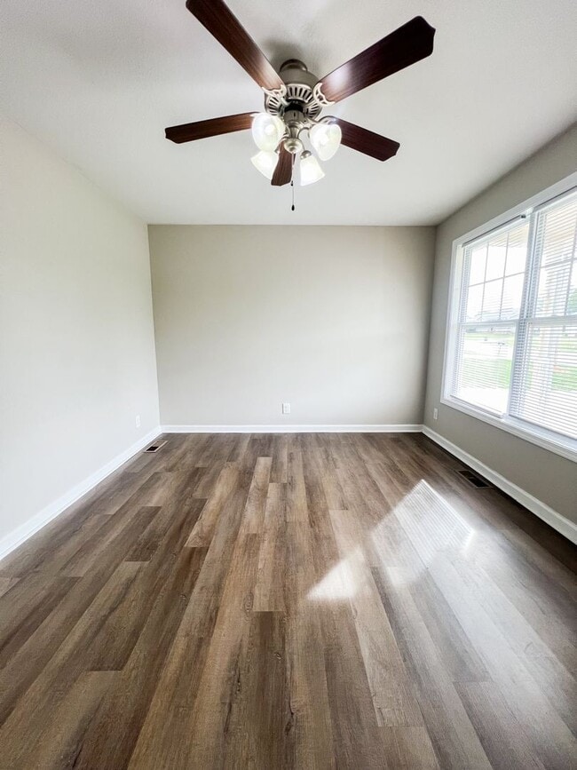 Building Photo - Single-Family in Oak Grove, KY--Fenced Yar...