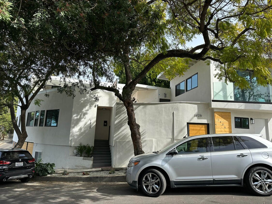 Front - 1428 Elevado St