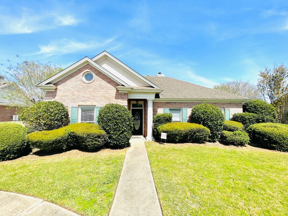 Foto principal - ** 4 bed 2.5 bath located in Sturbridge in...