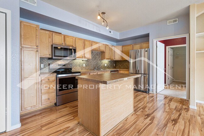 Foto del edificio - Beautiful First Floor Condo with Open Floor Plan and Central A/C