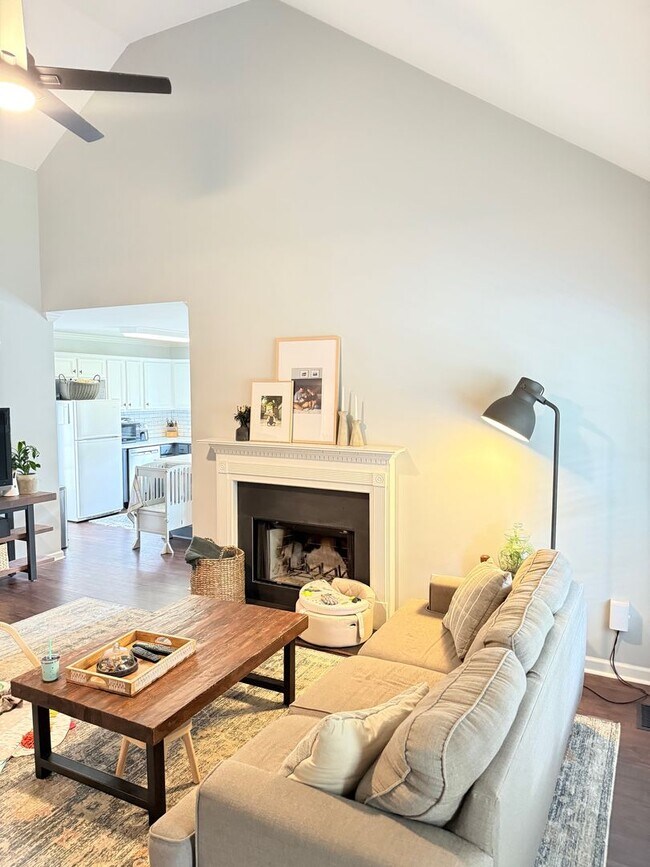 Building Photo - Handsome East Side Ranch in Lexington Estates