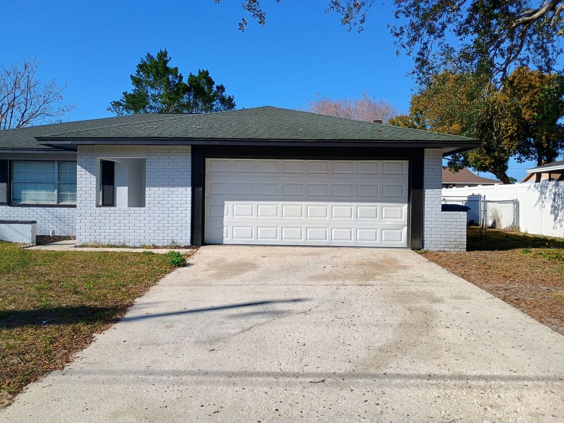 Foto principal - Updated 3-bedroom 2-bathroom 2 car garage ...